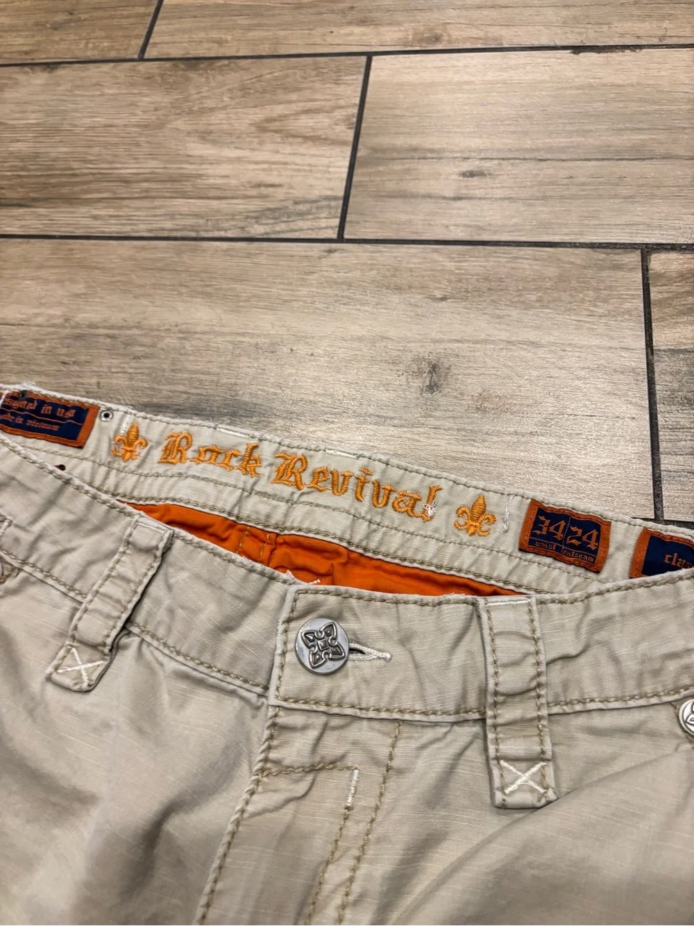 Rock Revival Mens Size 36x13 Beige Tan Embroidered Fleur De Lis Cargo Shorts